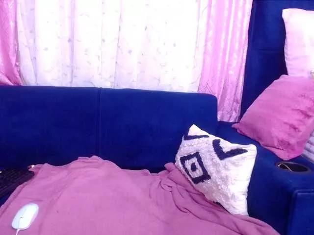 Freechat crystalbee on BongaCams