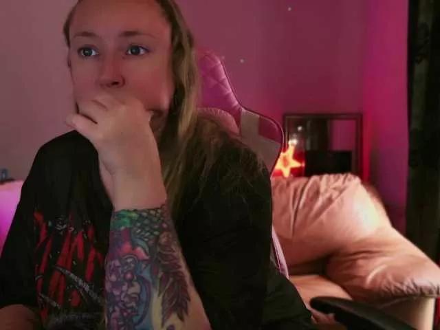 Offline NylonQueen on BongaCams